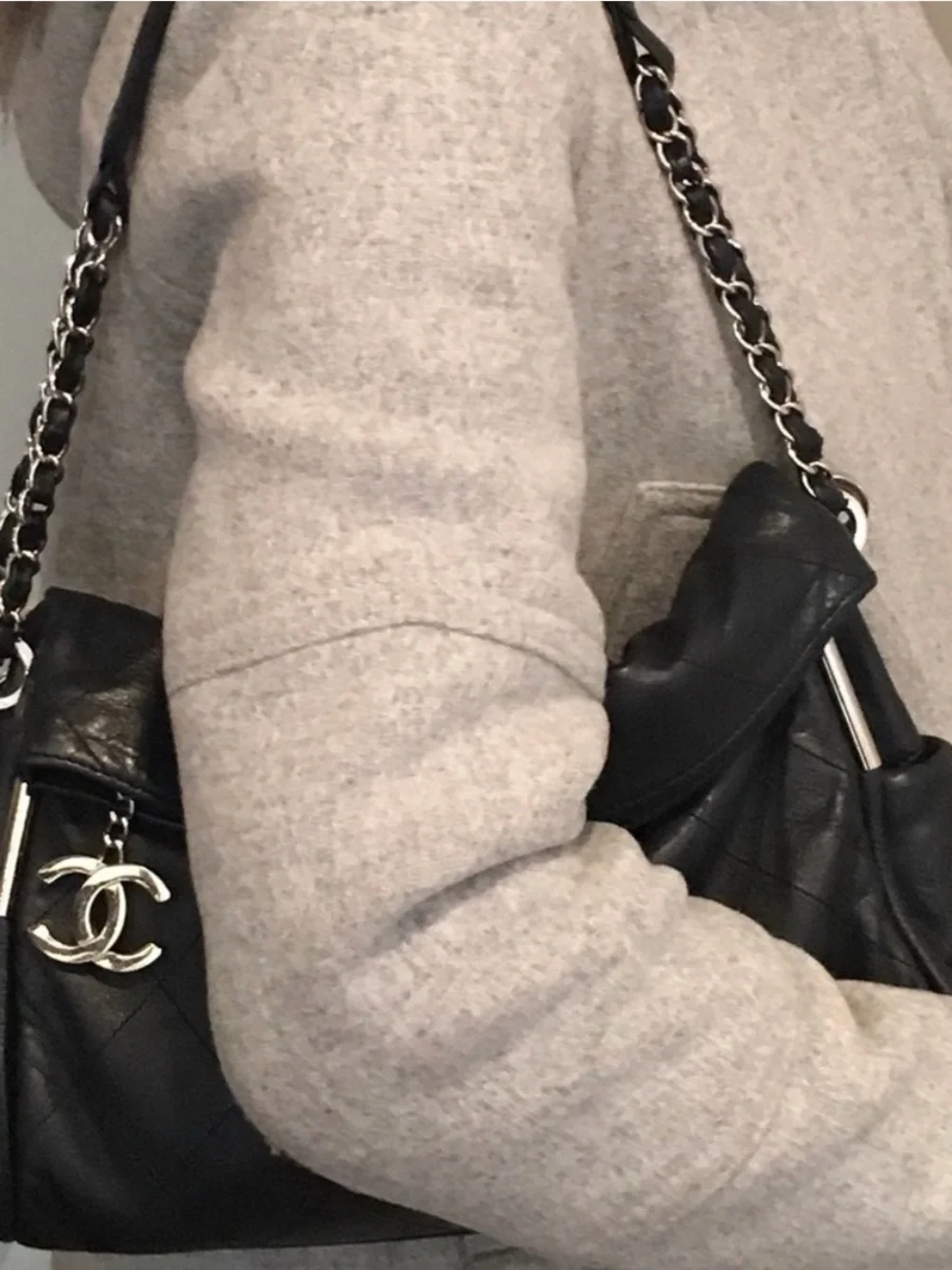 Authentic GORGEOUS CHANEL Black Quilted Lambskin Leather shoulder bag.